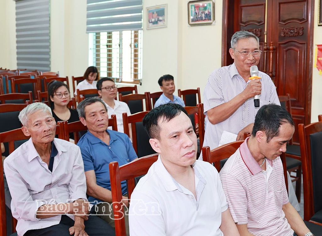 Đảng viên Chi bộ thôn Ốc Nhiêu phát biểu ý kiến tại buổi sinh hoạt chi bộ.