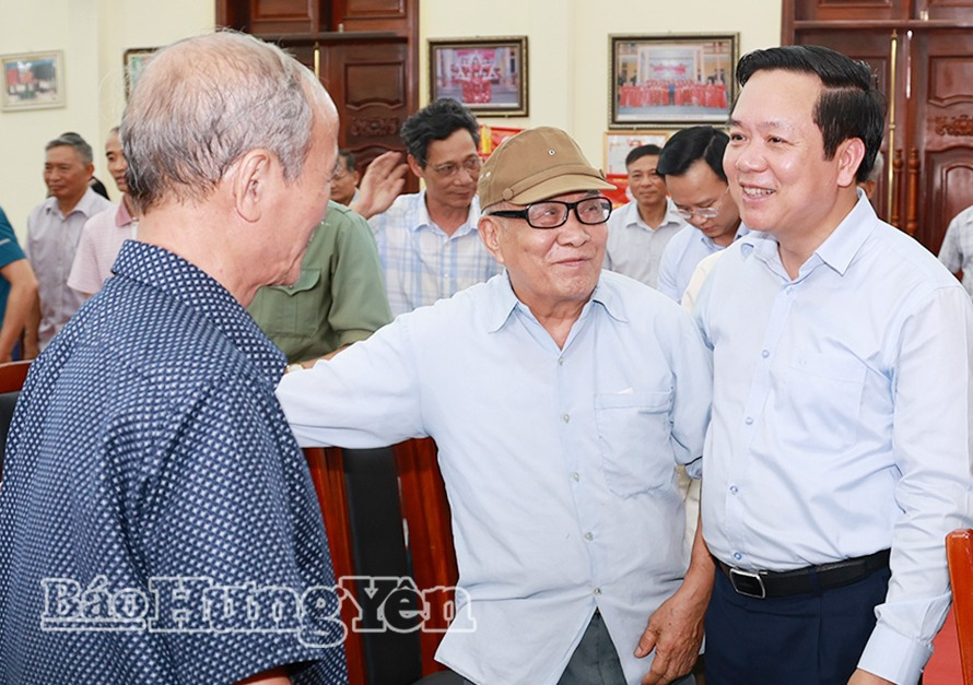 Đồng chí Phạm Quang Ngọc, Ủy viên Ban Chấp hành Trung ương Đảng, Bí thư Tỉnh ủy trò chuyện cùng các đảng viên Chi bộ thôn Ốc Nhiêu.