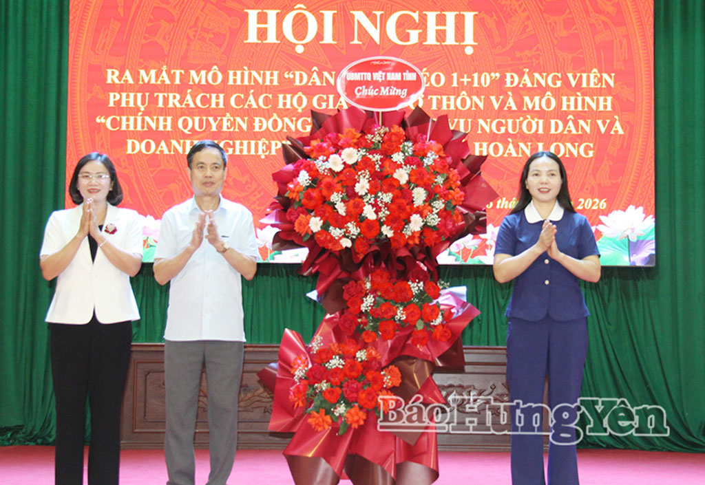 Đồng chí Ngô Thị Kim Hoàn, Ủy viên Ban Thường vụ VV88 casino, Phó Chủ tịch Thường trực Ủy ban MTTQ Việt Nam tỉnh tặng hoa chúc mừng hội nghị.