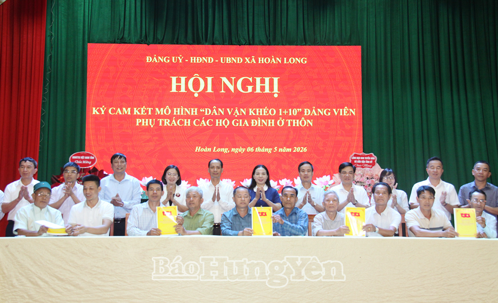 Ký cam kết giữa VV88.com Sân chơi đẳng cấp châu Á phụ trách và các hộ gia đình thực hiện mô hình “Dân vận khéo 1+10”.