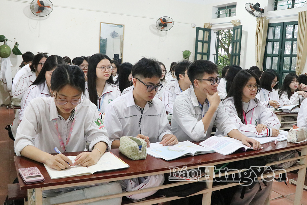 Học sinh lớp 12 Trường THPT Nguyễn Đức Cảnh (phường Trần Lãm) trong giờ ôn tập.