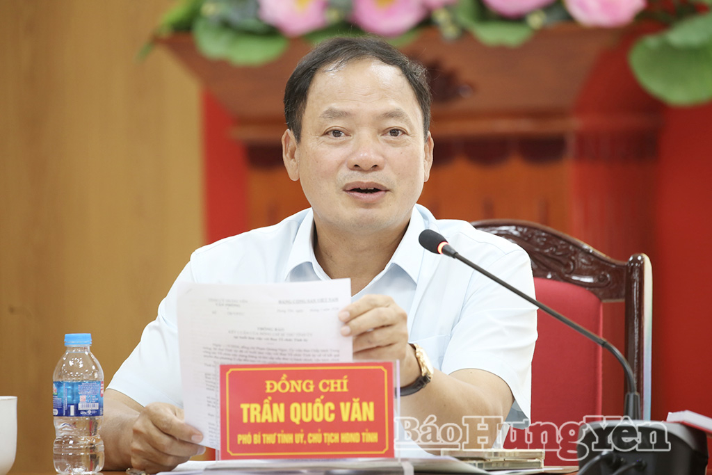 Đồng chí Trần Quốc Văn, Phó Bí thư Tỉnh ủy, Chủ tịch HĐND tỉnh phát biểu tại hội nghị. 