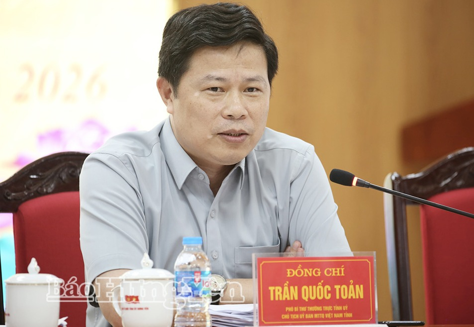 Đồng chí Trần Quốc Toản, Phó Bí thư Thường trực Tỉnh ủy, Chủ tịch Ủy ban MTTQ Việt Nam tỉnh phát biểu tại hội nghị. 