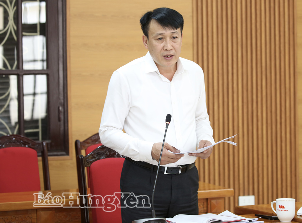 Đồng chí Phạm Văn Khuê, Ủy viên Ban Thường vụ Tỉnh ủy, Trưởng ban Tổ chức Tỉnh ủy trình bày báo cáo tại hội nghị. 