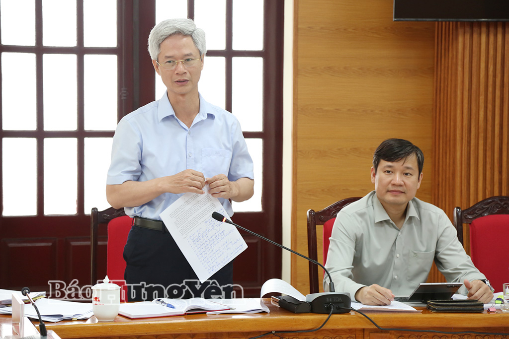 Đồng chí Đào Hồng Vận, Ủy viên Ban Thường vụ Tỉnh ủy, Giám đốc Sở Nội vụ phát biểu tại hội nghị. 