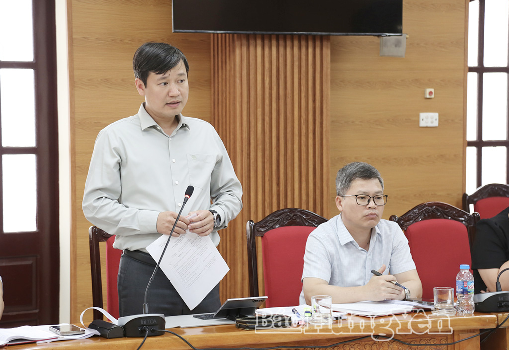 Lãnh đạo Văn phòng Tỉnh ủy phát biểu tại hội nghị. 
