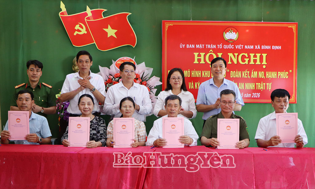 Đại diện Ban công tác Mặt trận thôn Hòa Bình và các chi hội, đoàn thể của thôn ký giao ước thi đua thực hiện mô hình. 