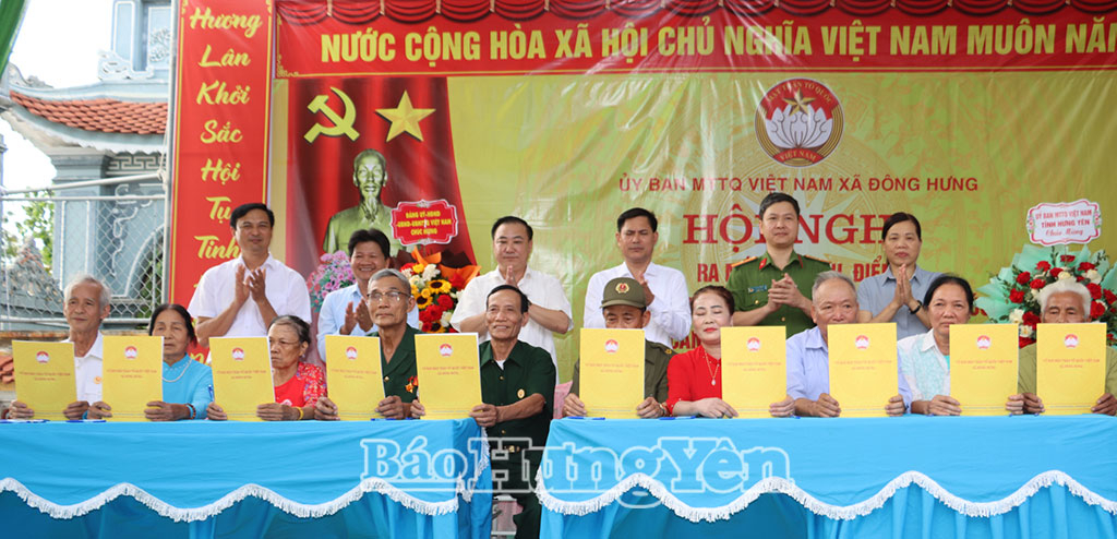 Đại diện Ban Công tác Mặt trận thôn Tân Sơn và các hộ gia đình ký cam kết thực hiện công tác bảo vệ môi trường.