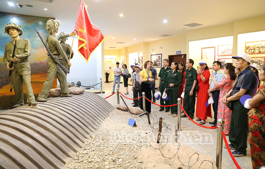Du khách tham quan Bảo tàng Chiến thắng lịch sử Điện Biên Phủ.