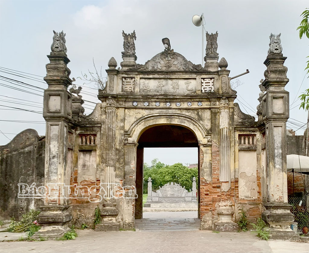 Cổng làng Nôm.
