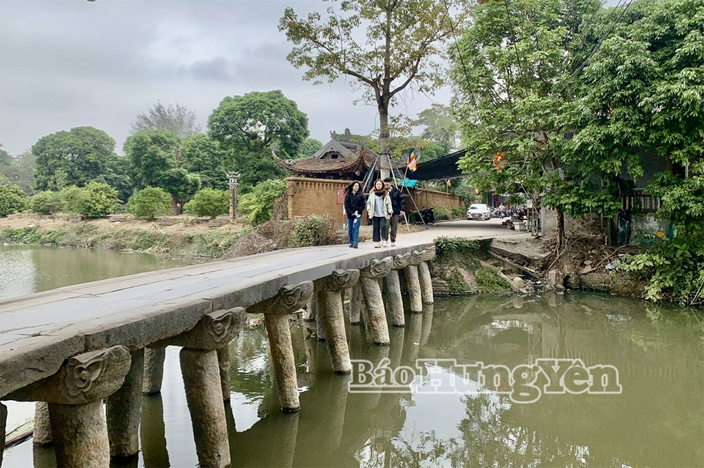 Cầu đá cổ làng Nôm.