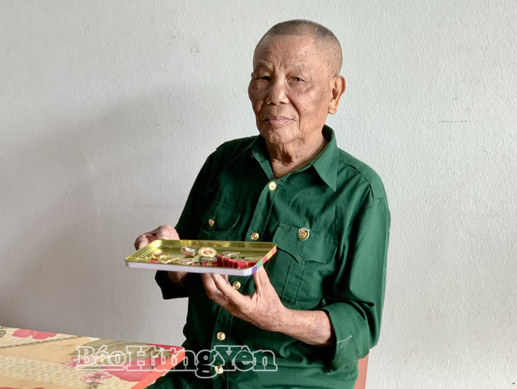 Cựu chiến binh Đinh Xuân Long (xã Khoái Châu) xúc động xem lại những Huân chương đã được trao tặng.