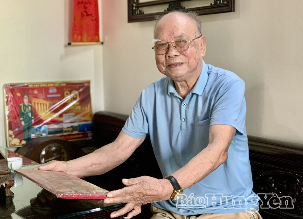 Cựu chiến binh Tô Tần (xã Nghĩa Trụ) trân trọng gìn giữ những kỷ vật thời chiến và Huân chương.