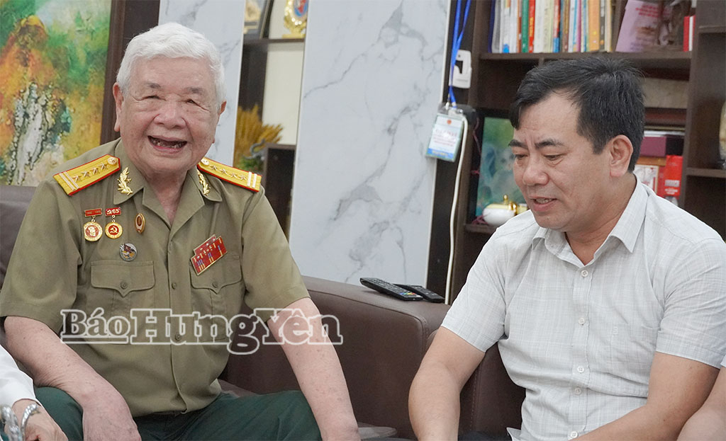 Cựu chiến binh Phạm Bình Hãn (thôn 7, xã Thái Thụy) hào hứng kể về chiến dịch Điện Biên Phủ.