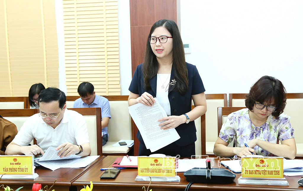Đại diện Ban Tuyên giáo và Dân vận Tỉnh uỷ phát biểu tại cuộc họp.