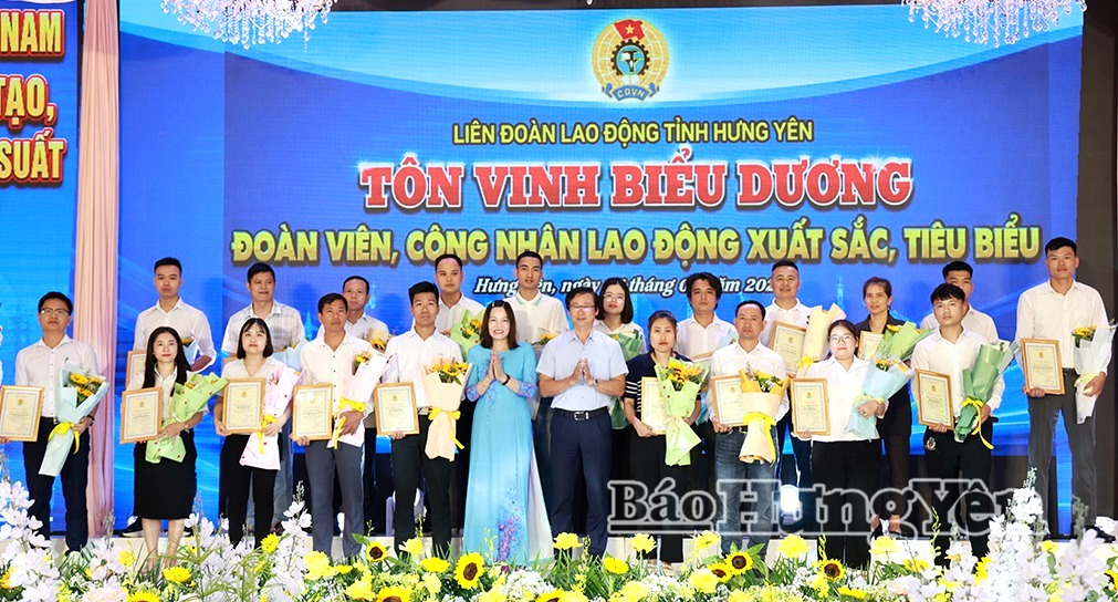 Các đoàn viên công đoàn, người lao động có thành tích tiêu biểu trong phong trào thi đua “Lao động giỏi, lao động sáng tạo” được tuyên dương tại lễ phát động.