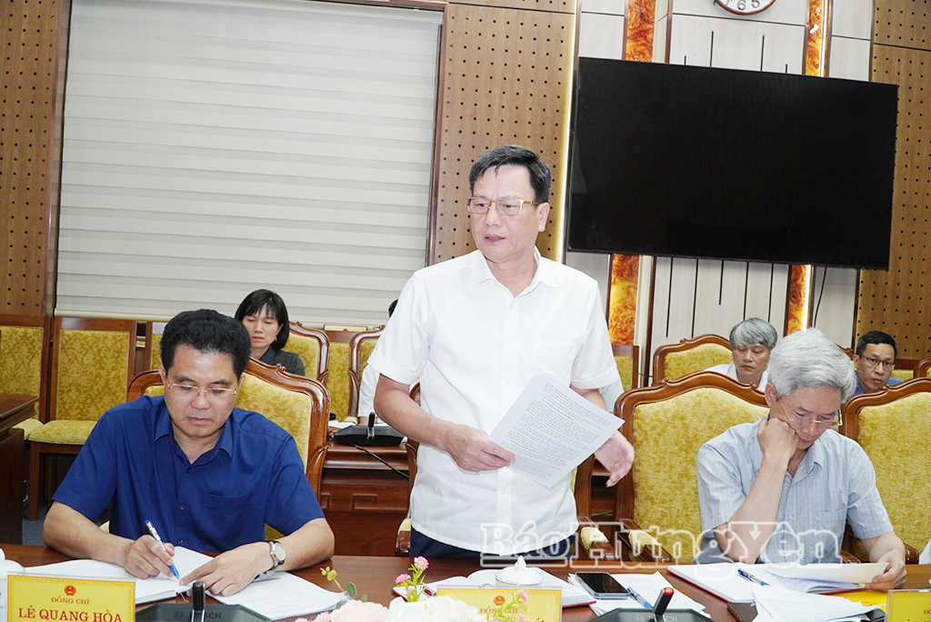 Đồng chí Vũ Kim Cứ, Ủy viên Ban Thường vụ Tỉnh ủy, Trưởng ban Quản lý KKT và các KCN tỉnh báo cáo tại cuộc họp.