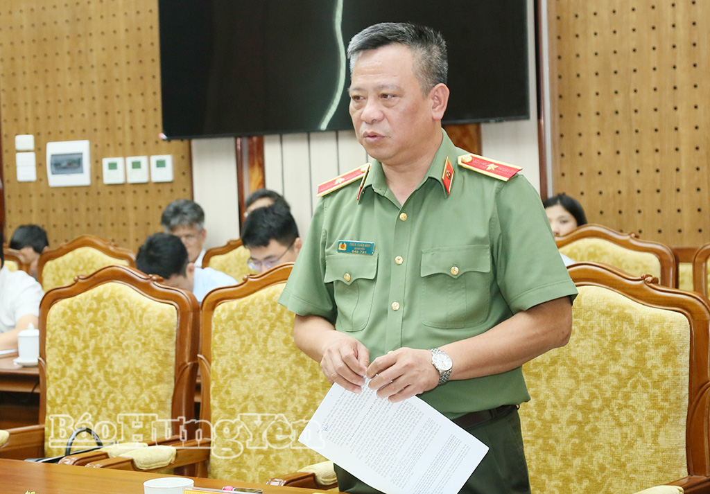 Thiếu tướng Trần Xuân Ánh, Ủy viên Ban Thường vụ Tỉnh ủy, Giám đốc Công an tỉnh phát biểu tại cuộc họp.