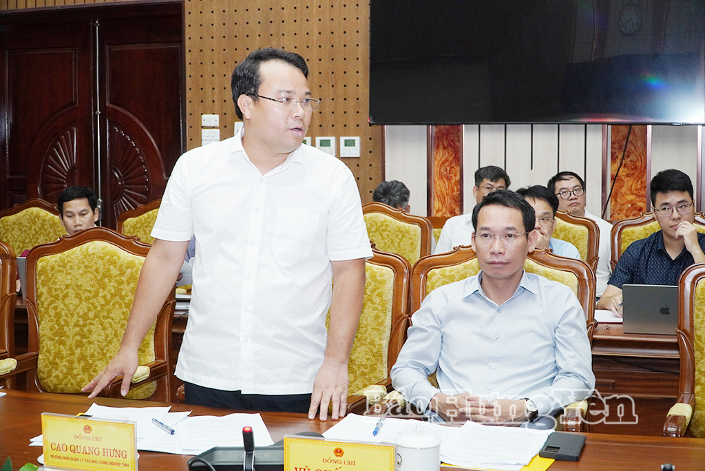 Lãnh đạo Ban Quản lý các KCN tỉnh báo cáo tại cuộc họp.