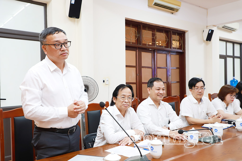 Tiến sĩ Đỗ Tuấn Minh, Chủ tịch Hội đồng Trường Đại học Ngoại ngữ - Đại học Quốc gia Hà Nội phát biểu tại hội nghị.
