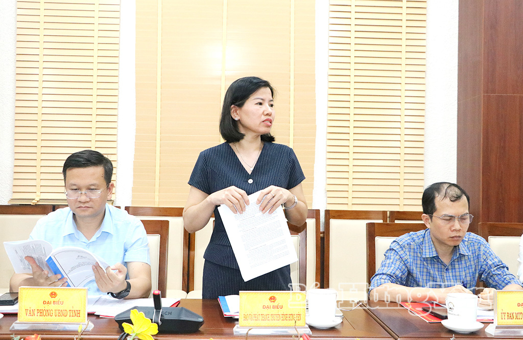 Đại diện lãnh đạo Báo và Phát thanh, Truyền hình Hưng Yên phát biểu tại cuộc họp. 