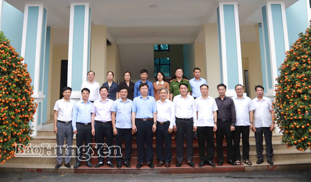 Các đại biểu chụp ảnh lưu niệm.