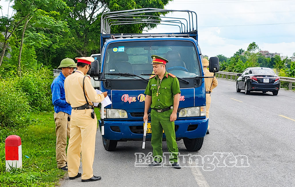 Lực lượng chức năng dừng, kiểm tra phương tiện vận chuyển số lượng lớn xương chân gà không rõ nguồn gốc.