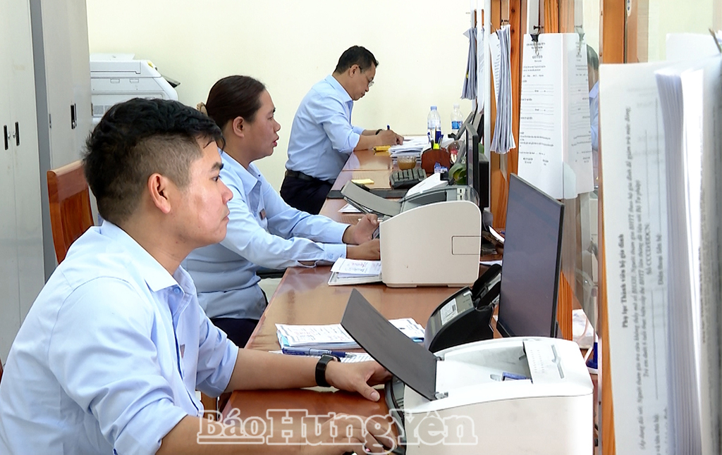 Cán bộ Trung tâm Phục vụ hành chính công xã trong giờ làm việc. 