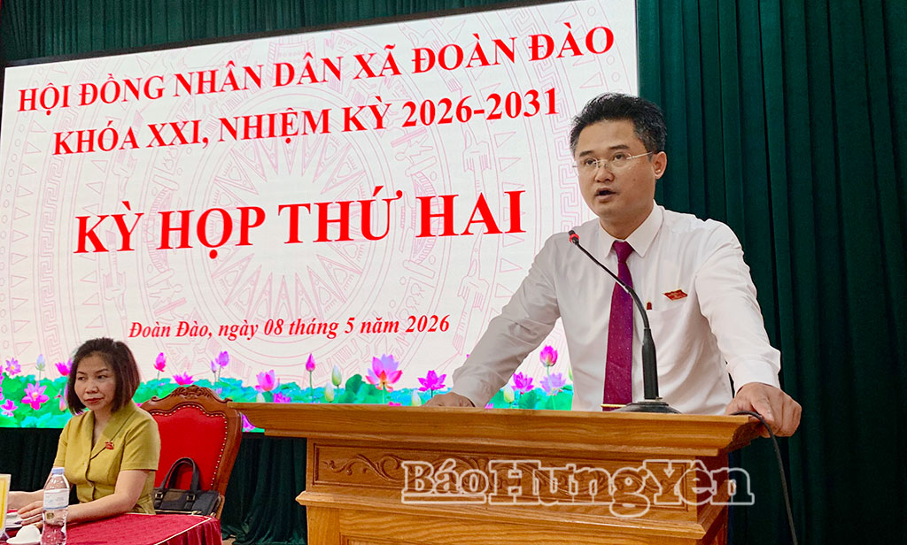 Bí thư Đảng ủy, Chủ tịch HĐND xã Đoàn Đào phát biểu khai mạc kỳ họp.