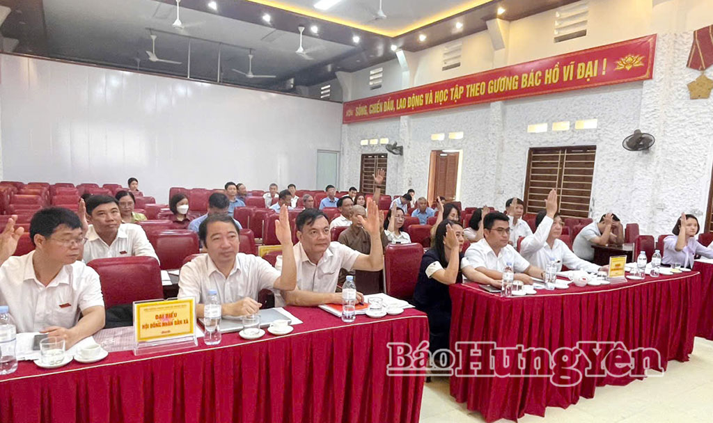 Các đại biểu biểu quyết thông qua các nghị quyết tại kỳ họp.