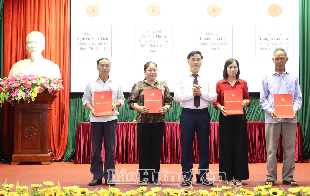 Lãnh đạo xã Hồng Vũ trao bản cam kết cho các bí thư chi bộ, trưởng thôn. 