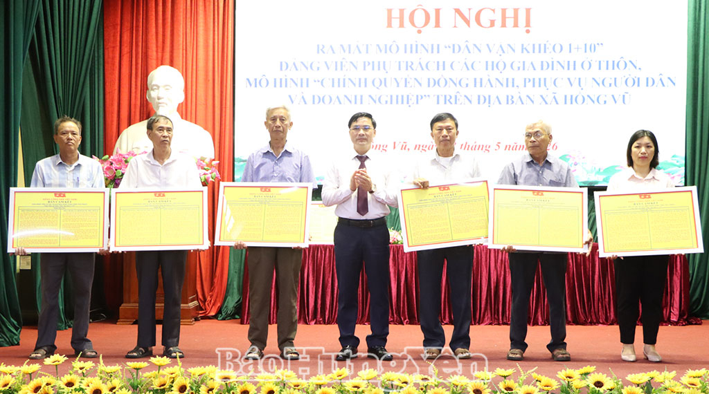 Lãnh đạo xã Hồng Vũ trao biển cam kết thực hiện mô hình cho các thôn.