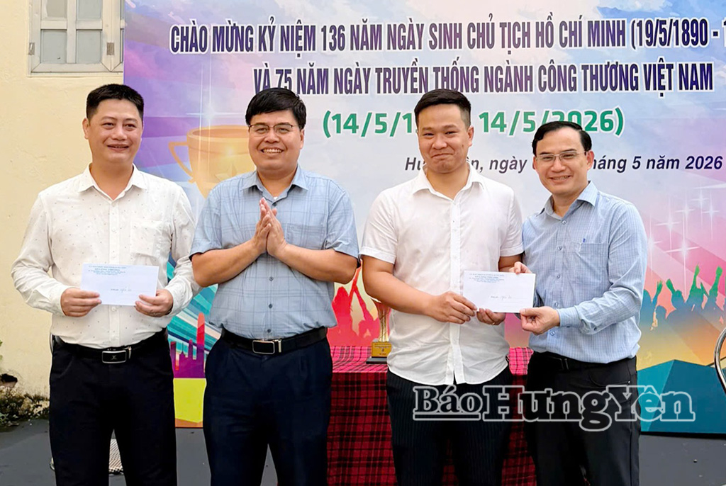 Các đồng chí lãnh đạo Sở Công Thương trao giải Ba môn Pickleball cho các vận động viên.