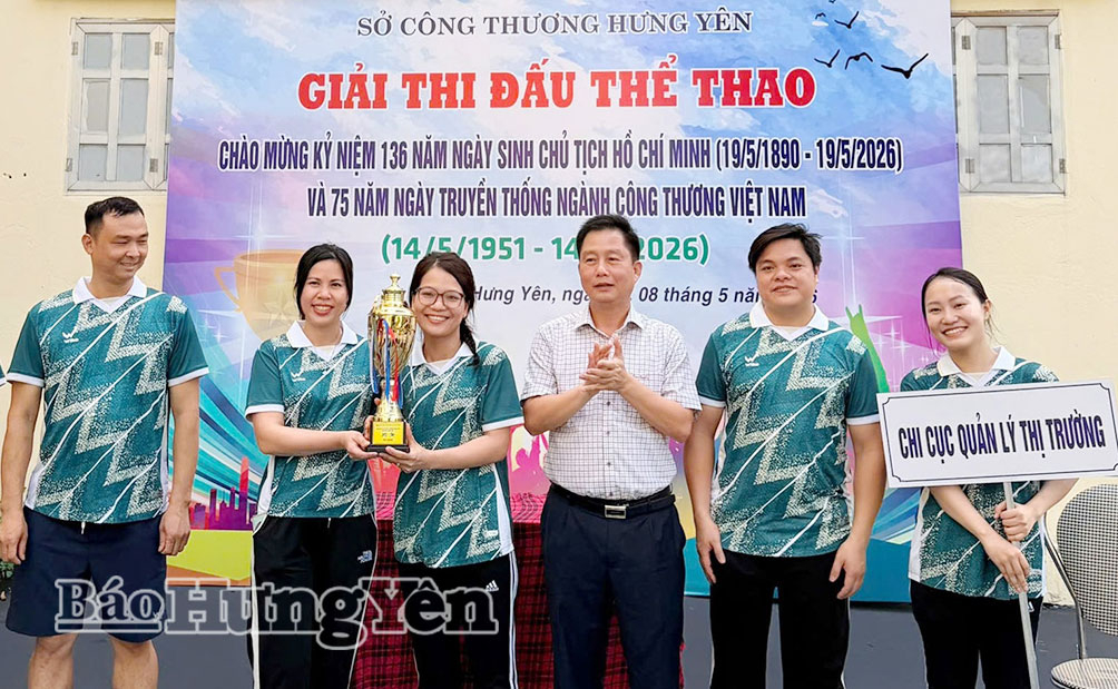 Đồng chí Vũ Thanh Vân, Ủy viên Ban Thường vụ Tỉnh ủy, Giám đốc Sở Công Thương trao giải Nhất và Cup cho đội thi kéo co của Chi cục Quản lý thị trường.