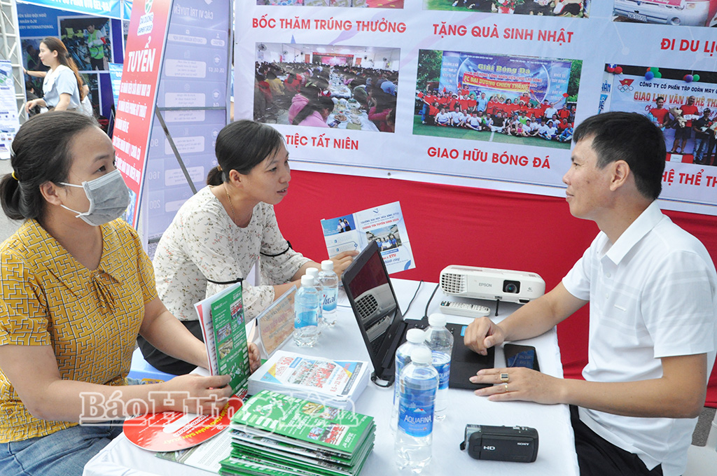 Doanh nghiệp tư vấn việc làm, tuyển dụng lao động tại ngày hội.