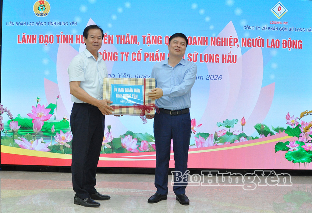 Đồng chí Phạm Văn Nghiêm, Phó Chủ tịch UBND tỉnh tặng quà cho Công ty cổ phần gốm sứ Long Hầu (Khu công nghiệp Tiền Hải).