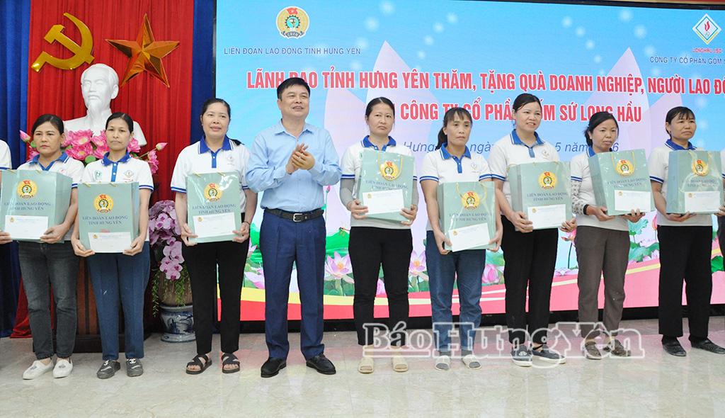 Đồng chí Phạm Văn Nghiêm, Phó Chủ tịch UBND tỉnh tặng quà cho công nhân, người lao động có hoàn cảnh khó khăn, bị tai nạn lao động Công ty cổ phần gốm sứ Long Hầu (Khu công nghiệp Tiền Hải).