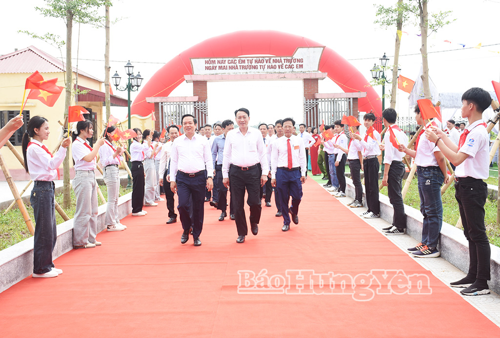 Đồng chí Phạm Quang Ngọc, Ủy viên Ban Chấp hành Trung ương Đảng, Bí thư Tỉnh ủy dự lễ khánh thành công trình trường học tại xã Nguyễn Du