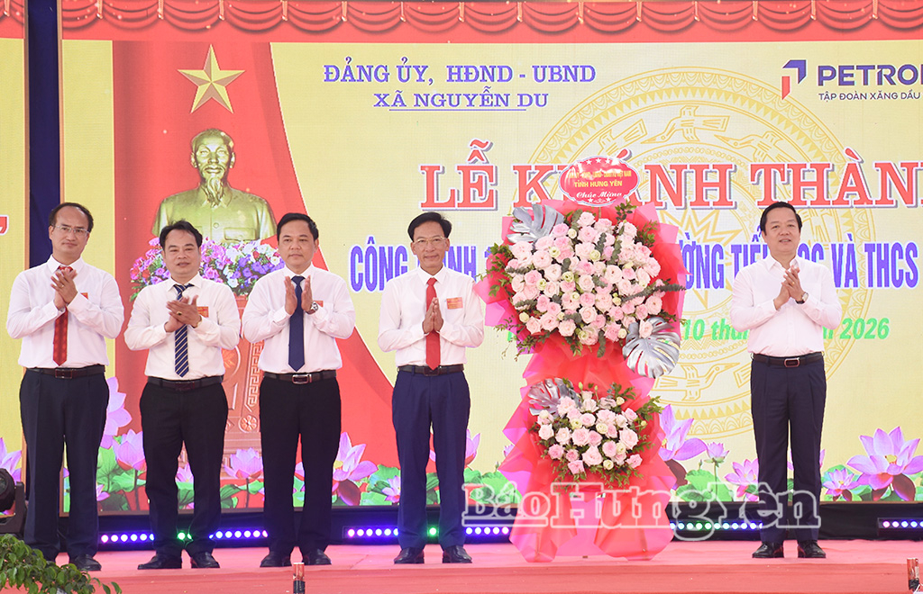 Đồng chí Phạm Quang Ngọc, Ủy viên Ban Chấp hành Trung ương Đảng, Bí thư Tỉnh ủy tặng hoa chúc mừng.