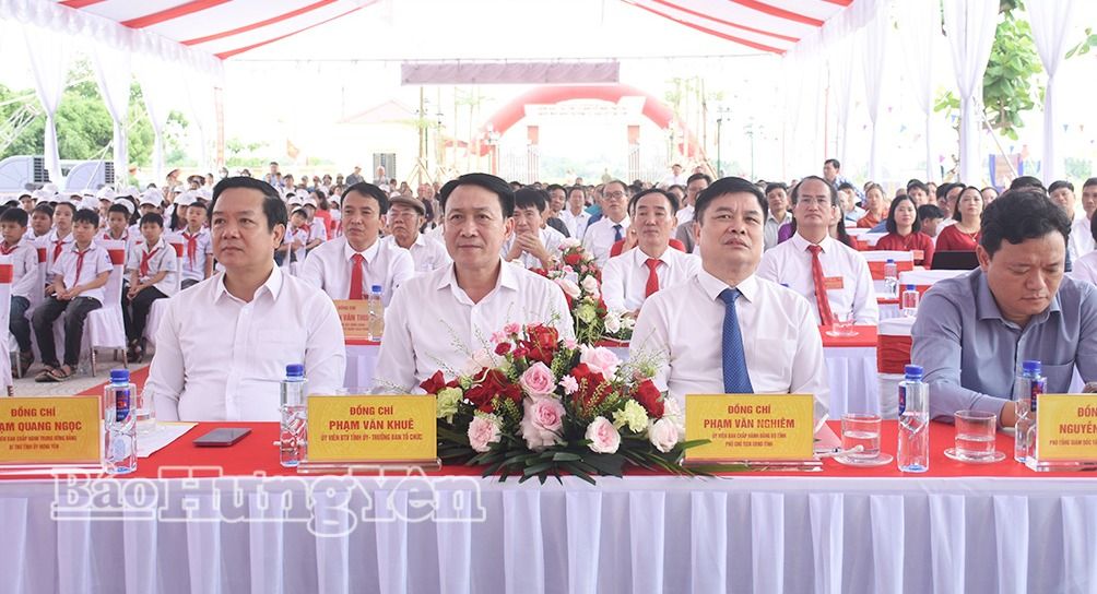 Đồng chí Phạm Quang Ngọc, Ủy viên Ban Chấp hành Trung ương Đảng, Bí thư Tỉnh ủy cùng các đại biểu dự buổi lễ.