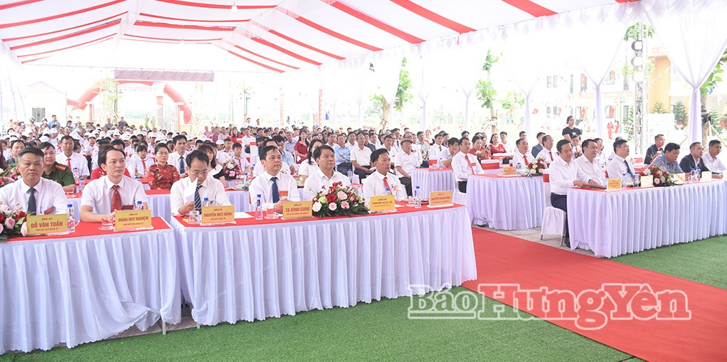 Các đại biểu dự buổi lễ.
