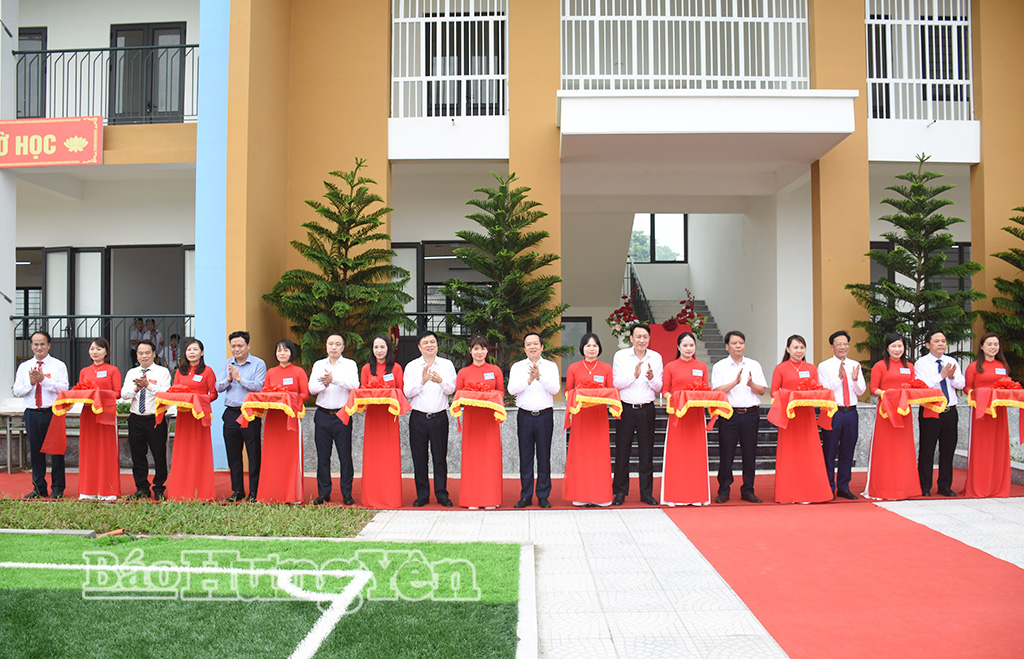 Đồng chí Phạm Quang Ngọc, Ủy viên Ban Chấp hành Trung ương Đảng, Bí thư Tỉnh ủy cùng các đại biểu cắt băng khánh thành công trình 12 phòng học Trường Tiểu học và THCS Quỳnh Sơn.