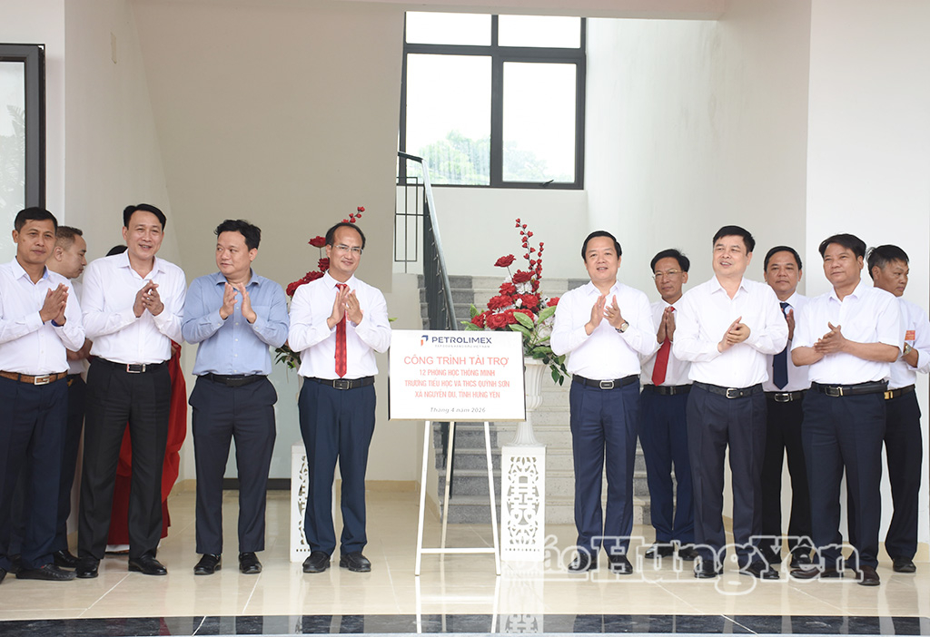 Đồng chí Bí thư Tỉnh ủy cùng các đại biểu kéo băng gắn biển công trình.