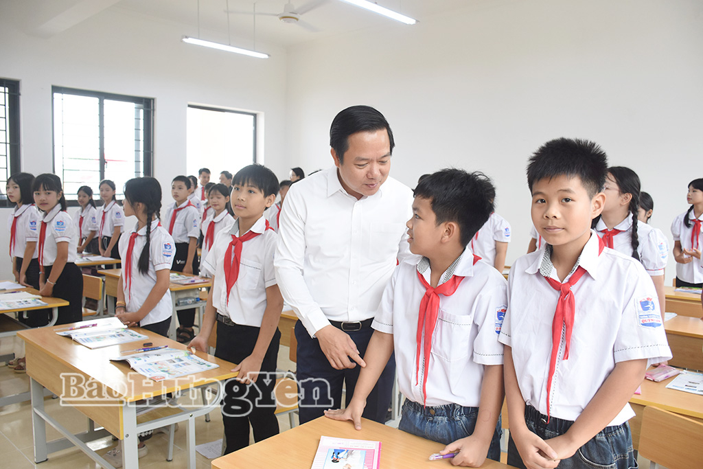 Đồng chí Phạm Quang Ngọc, Ủy viên Ban Chấp hành Trung ương Đảng, Bí thư Tỉnh ủy động viên các em học sinh Trường Tiểu học và THCS Quỳnh Sơn, xã Nguyễn Du.