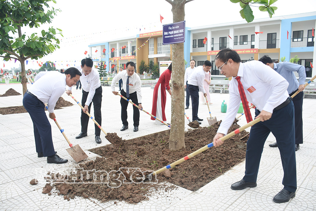 Đồng chí Phạm Quang Ngọc, Ủy viên Ban Chấp hành Trung ương Đảng, Bí thư Tỉnh ủy cùng các đại biểu trồng cây lưu niệm trong khuôn viên sân trường.