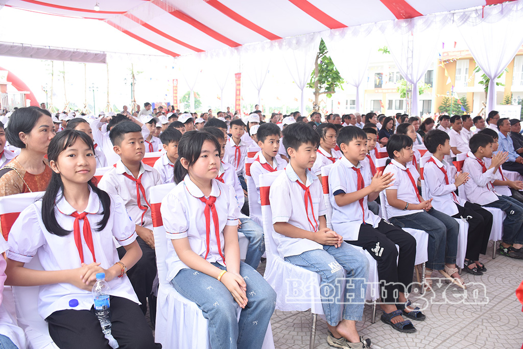 Các em học sinh Trường Tiểu học và THCS Quỳnh Sơn dự buổi lễ khánh thành.