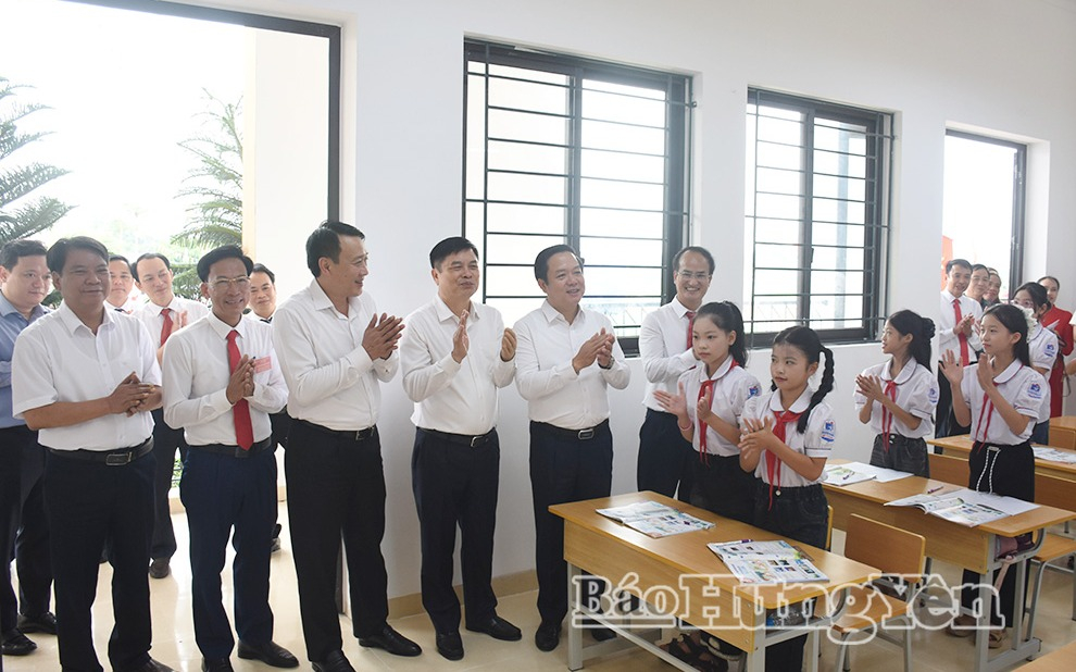 Đồng chí Phạm Quang Ngọc, Ủy viên Ban Chấp hành Trung ương Đảng, Bí thư Tỉnh ủy cùng các đồng chí lãnh đạo động viên, chúc mừng thầy và trò nhà trường.