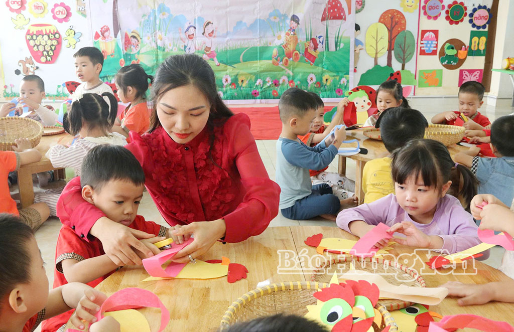 Cô giáo và các bé Trường Mầm non Đông Sơn (xã Đông Hưng) trong giờ trải nghiệm.