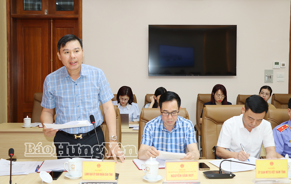 Đồng chí Nguyễn Lê Huy, Ủy viên Ban Thường vụ Tỉnh ủy, Phó Chủ tịch Thường trực UBND tỉnh phát biểu tại hội nghị.