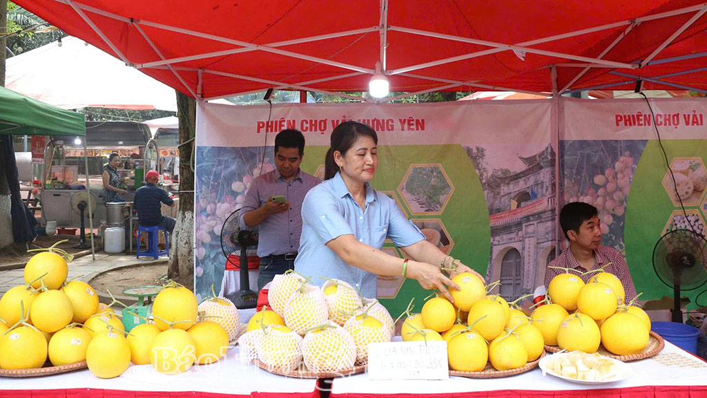 Sản phẩm dưa kim cô nương của anh Nguyễn Văn Phóng, thôn Ấp Đòng (xã Phạm Ngũ Lão) được bày bán tại hội chợ thương mại.
